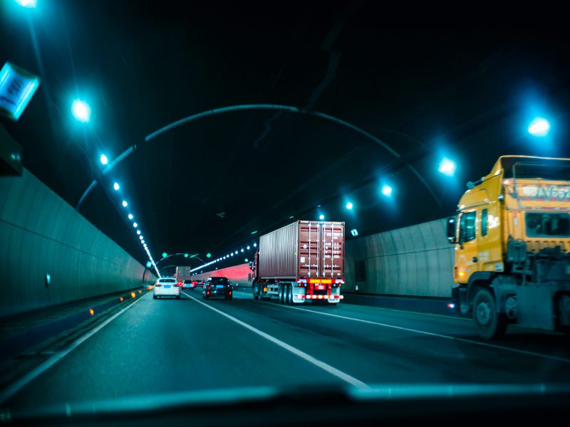 Camión de North Winds Logistics cruzando un túnel
